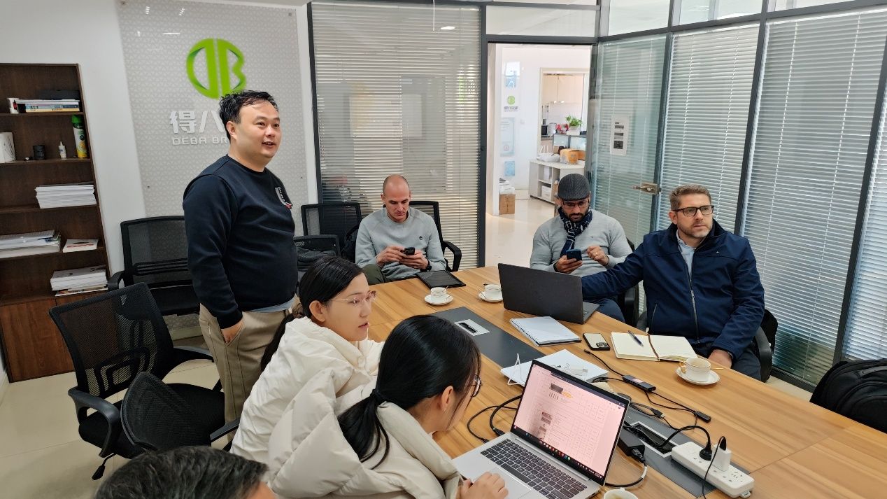 Paraguayští klienti navštěvují společnost Deba Brothers, vysoce schvalují plán farmy pro 12 000 prasnic a sílu produktu